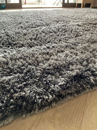 Tappeto in pelo lungo grigio