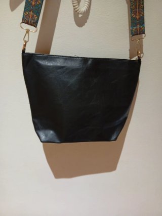 Bolso Bandolera Negro con Correa Estampada