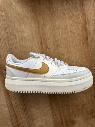 Zapatillas Nike Blancas y Doradas