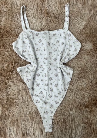Body floral tirantes H&M blanco y morado