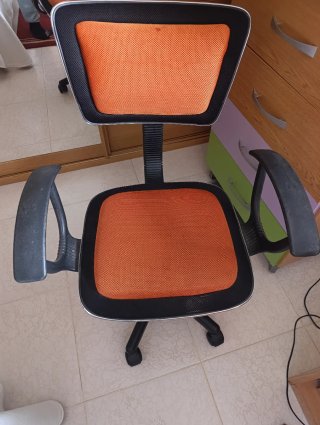 Silla de escritorio naranja y negra