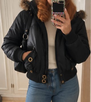 Chaqueta bomber negra con capucha