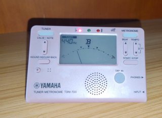YAMAHA TDM-700 Afinador y Metrónomo. Rosado