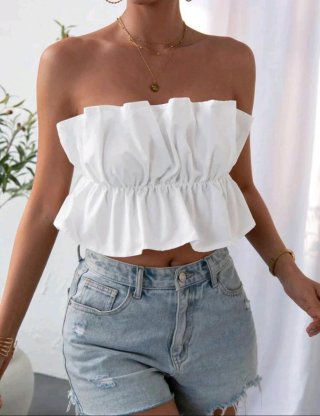top blanco con fruncido y volante estilo coquette