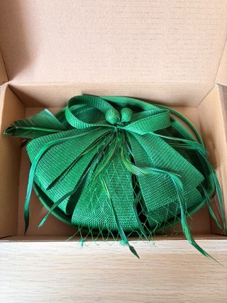 Tocado Verde Esmeralda con Lazo y Plumas