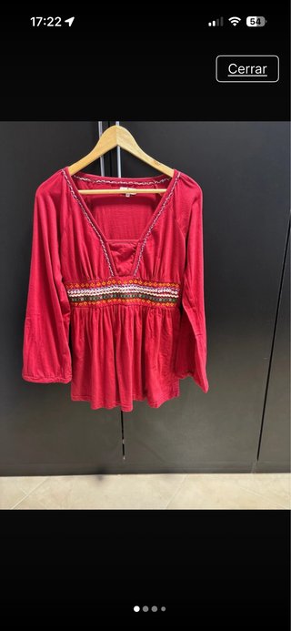 Blusa roja con detalles bordados