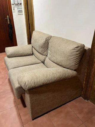 Sofá de dos plazas beige