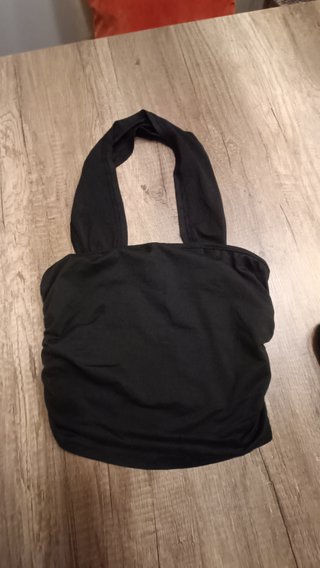 Camiseta negra con cuello halter