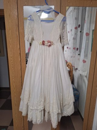 Vestido de comunión con encaje. Apertura espalda.