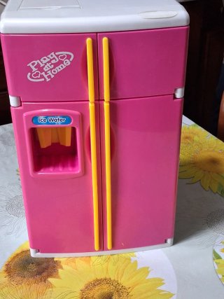 Frigorifero giocattolo e telefono vintage
