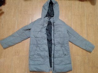 Chaqueta de mujer gris con capucha