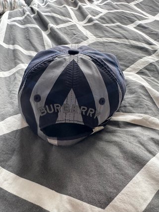 Gorra Burberry Azul Marino y Gris