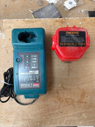 Cargador Makita DC1414T