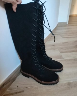Botas Altas Negras con Cordones
