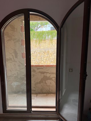 Ventanal de Aluminio con Arco y Puerta
