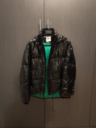 Abrigo de plumas Zara negro y verde