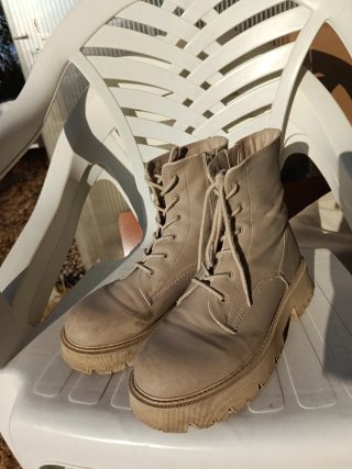 Botas Beige con Cordones