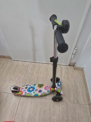Patinete de 3 ruedas con diseño floral
