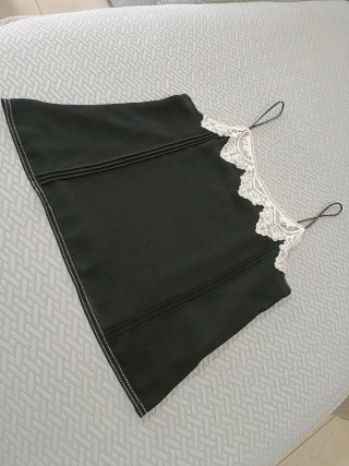 Blusa negra con detalles de encaje