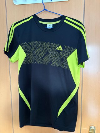 Camiseta deportiva adidas negra y verde