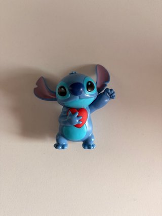 Figura de Stitch con corazón