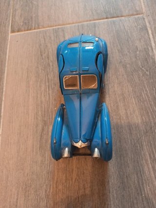 Coche de colección azul