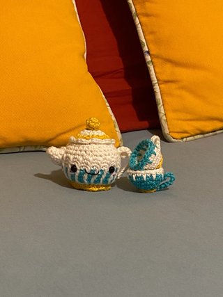 Set di teiera e tazze in crochet fatto a mano