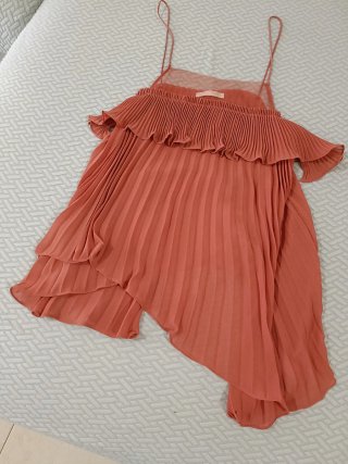 Blusa plisada con tirantes