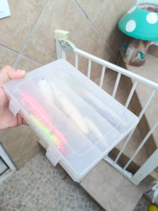 Caja con señuelos de pesca