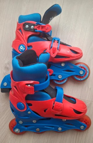 Patines en línea infantiles rojos y azules