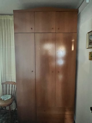 Armario de Madera de Tres Cuerpos, Cama y mesita
