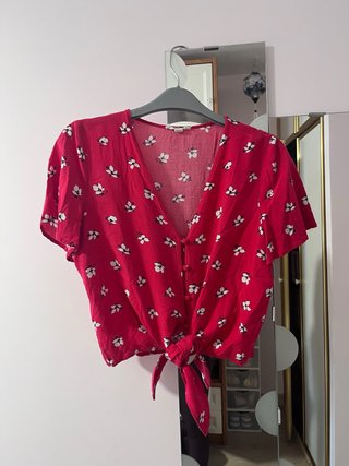 Camisa Roja con Estampado Floral y Nudo