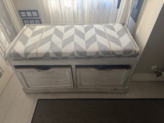 Banqueta de madera con cajones
