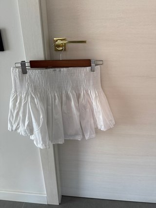 Top blanco con volante