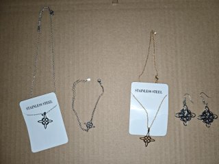 Set de Joyería: 2 Collares, Pulsera y Pendientes