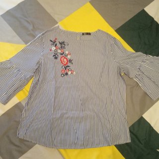 Camisa de rayas con bordado floral