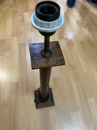 Pie de lámpara de madera