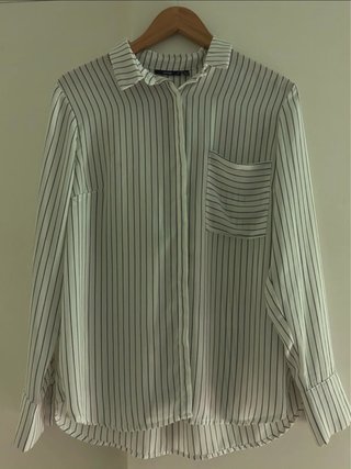 Camisa de rayas blanca y negra