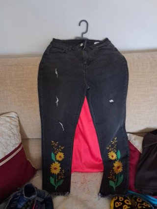 Pantalones Negros con Bordado de Flores
