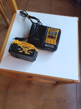 CARGADOR DEWALT Y BATERÍA DEWALT 18V Y 5,0 AH