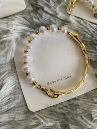 Pulsera Dorada con Perlas
