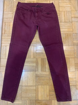 Pantalón Pitillo Color Berenjena