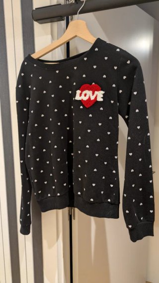 Sudadera Negra con Estampado de Corazones