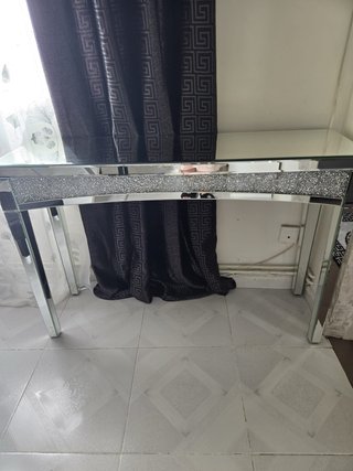 Mesa de Cristal con Detalles Brillantes