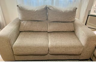 Sillón de dos plazas beige marrón,patas vengué