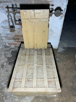 Báscula antigua de plataforma madera y metal