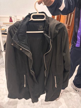 Gabardina Negra con Capucha