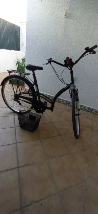 Bicicleta de paseo Btwin con cesta