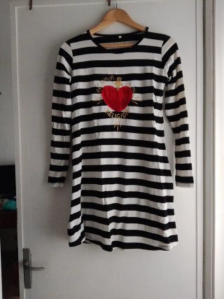 Vestido a rayas con bordado retro