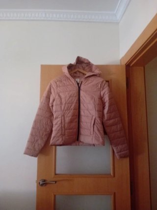 Chaqueta acolchada rosa con capucha